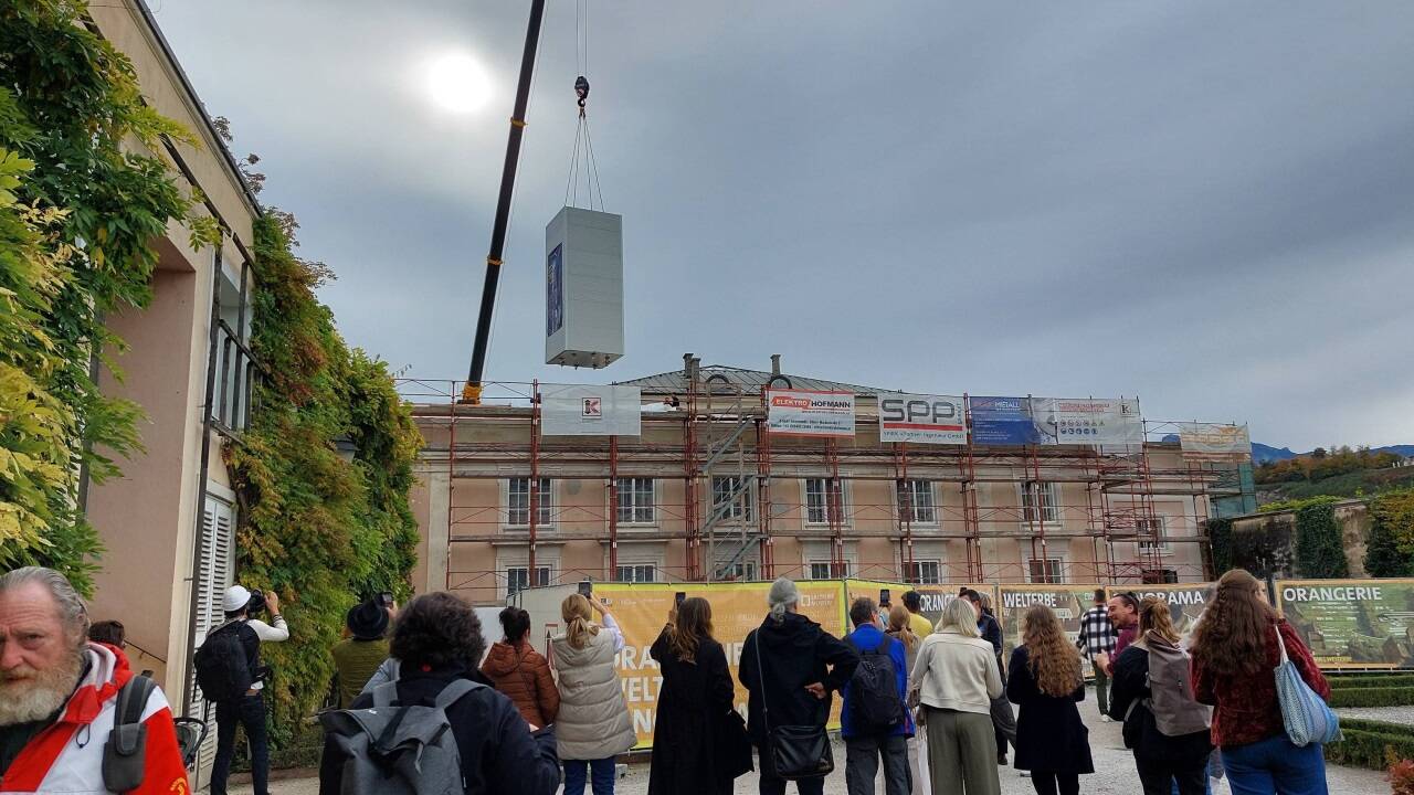 Das Ziel so gut wie erreicht: Durch eine Dachluke wurde die Kunstbox ins Orangeriegebäude eingehoben. Das Ziel so gut wie erreicht: Durch eine Dachluke wurde die Kunstbox ins Orangeriegebäude eingehoben.  