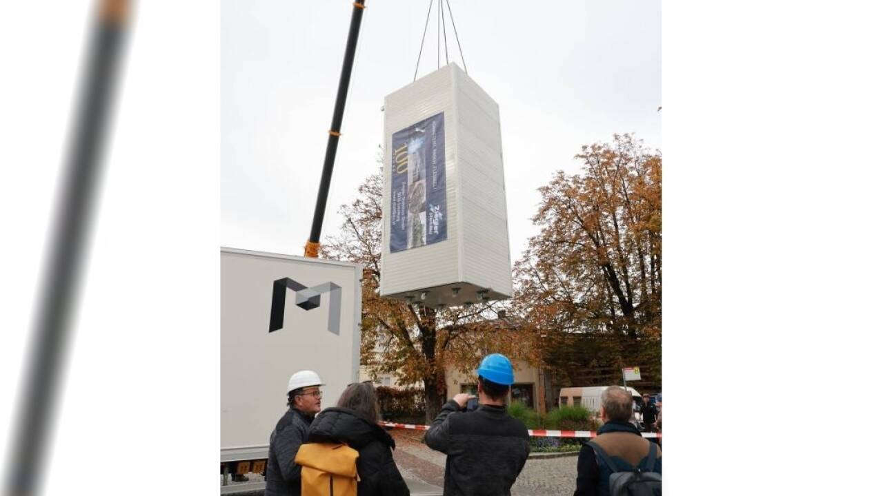 Die Kunstbox hoch oben in der Luft.  