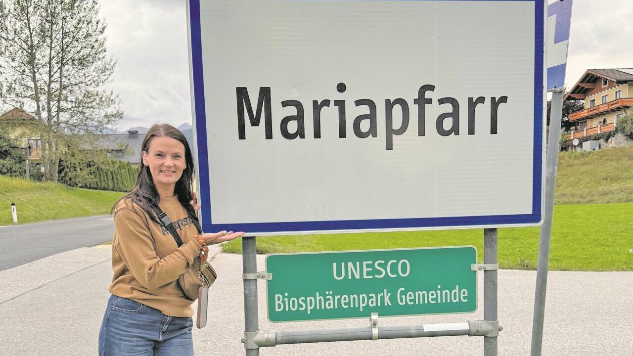 Maria Pfarr bei ihrem Besuch in Mariapfarr, fasziniert vom gemeinsamen Namen, der Gastfreundschaft, dem Ort und der ganzen Region. 