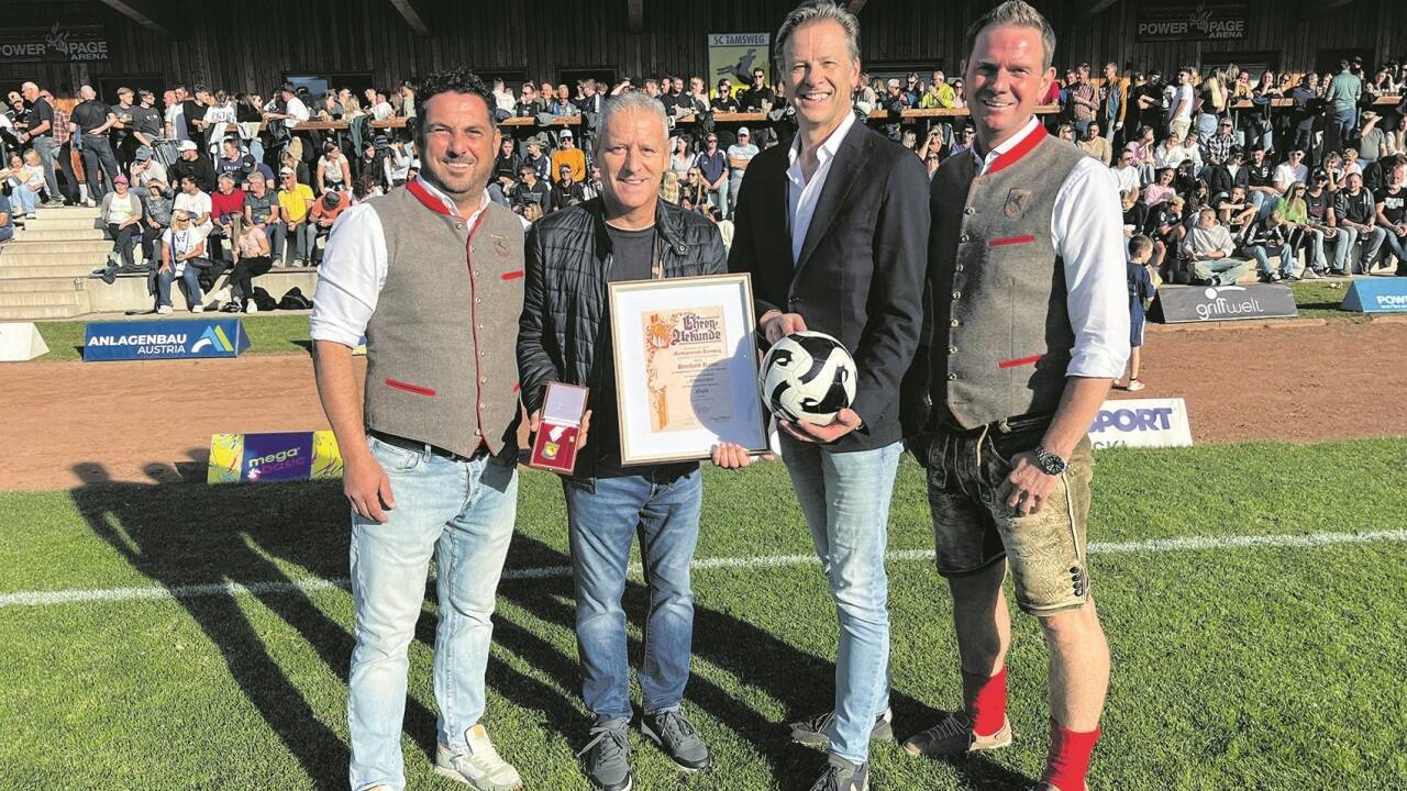 Von links: Obmann Thomas König, der Geehrte Bernhard Rainer, Bürgermeister Wolfgang Pfeifenberger und Präsident Harald Moser. 