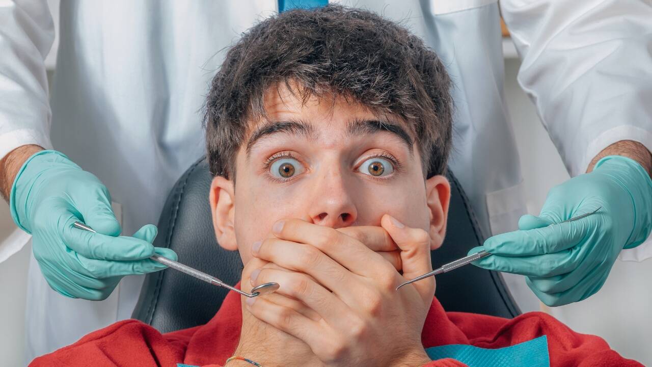 Dentalphobie – also die Angst vorm Zahnarzt – ist weit verbreitet und betrifft alle Altersgruppen. Doch es gibt hilfreiche Strategien dagegen.  Dentalphobie – also die Angst vorm Zahnarzt – ist weit verbreitet und betrifft alle Altersgruppen. Doch es gibt hilfreiche Strategien dagegen.