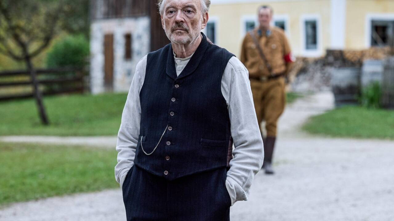 Im TV-Film „Sturm kommt auf“ spielt Josef Hader den jüdischen Schuster Julius Kraus, der nach dem Ersten Weltkrieg in einem kleinen Dorf in Bayern lebt.  