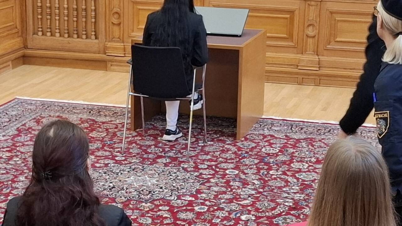 Die drei angeklagten Frauen zum Prozessauftakt. Die vorn3 auf dem Angeklagtenstuhl sitzende Rumänin wurde schließlich zu sechs Jahren unbedingter Haft verurteilt - nicht rechtskräftig. Die drei angeklagten Frauen zum Prozessauftakt. Die vorn3 auf dem Angeklagtenstuhl sitzende Rumänin wurde schließlich zu sechs Jahren unbedingter Haft verurteilt - nicht rechtskräftig.