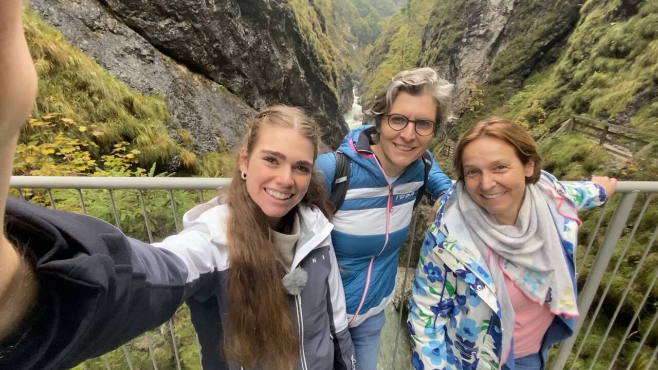 Für die Lammerklamm wirbt auch Elisabeth Fuchs, die Dirigentin der Philharmonie Salzburg (Bildmitte, mit Marlene Wallinger, TVB Scheffau, und ORF-Moderatorin Viola Wörter, rechts). 
