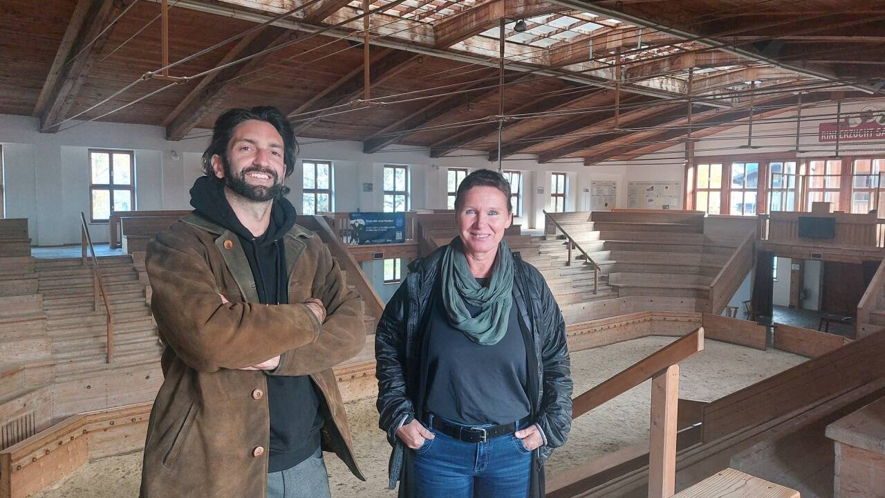 Die Veranstalter Florian Schwarzenbacher und Sabine Maierhofer in der Versteigerungshalle des Rinderzuchtverbands in Maishofen. 