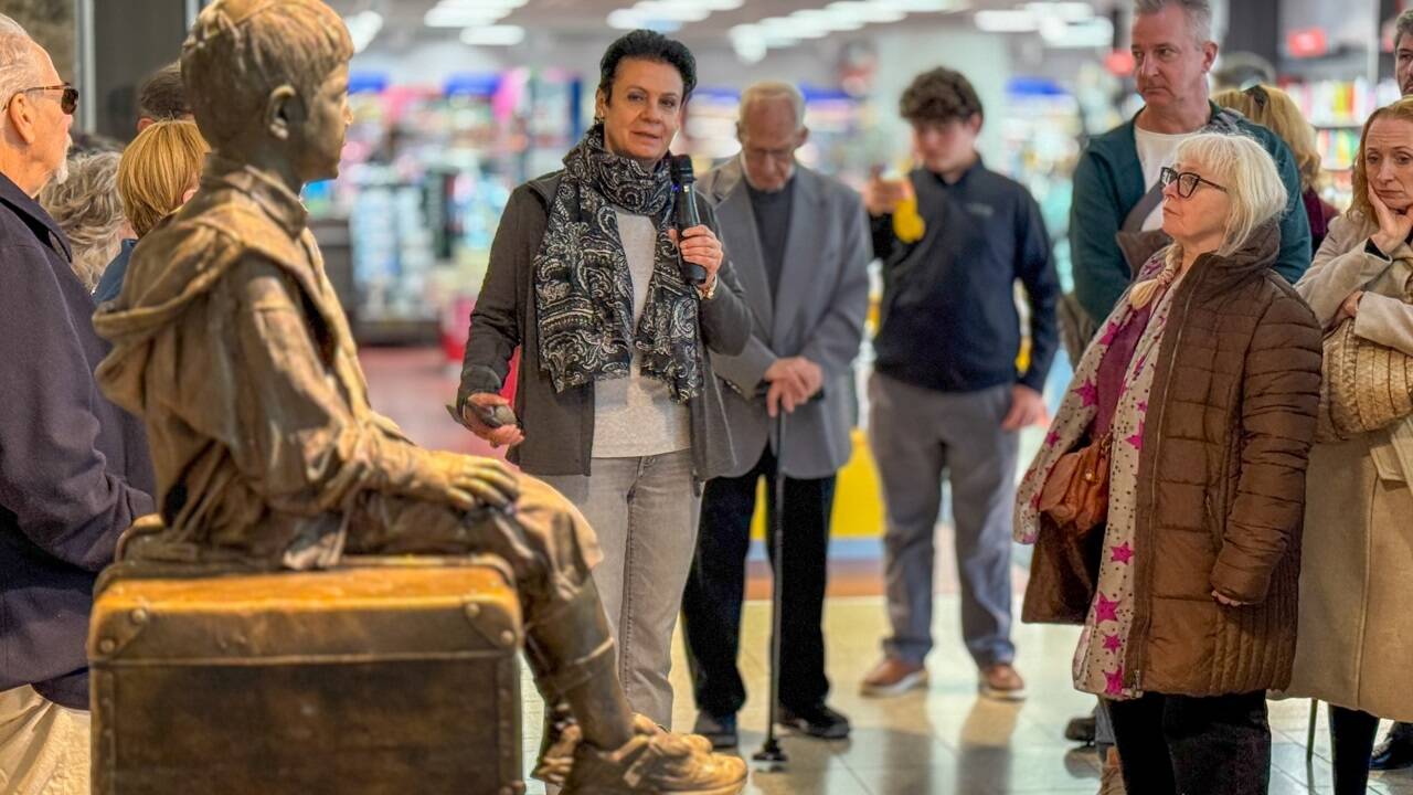 Das Denkmal erinnert an Kindertransporte aus Wien während der NS-Zeit. 