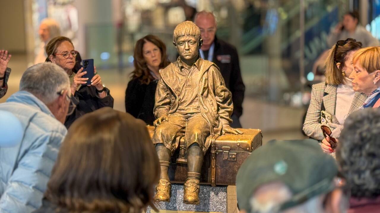 Das Denkmal erinnert an Kindertransporte aus Wien während der NS-Zeit. 