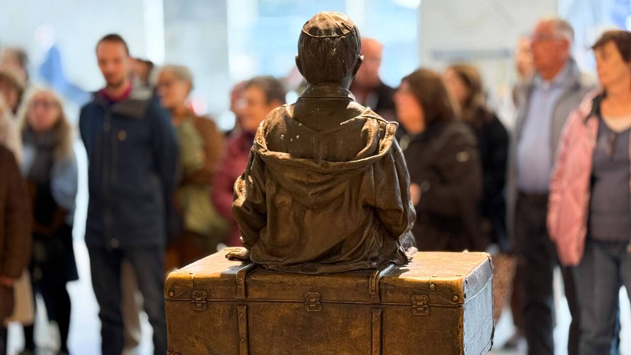 Das Denkmal erinnert an Kindertransporte aus Wien während der NS-Zeit. 