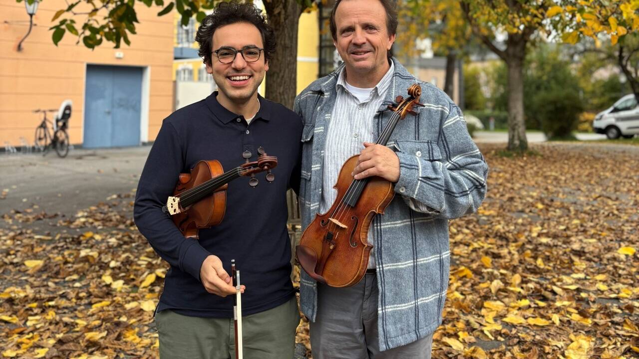 Pouria Osanlou und Frank Stadler spielen gemeinsam Weinberg. 