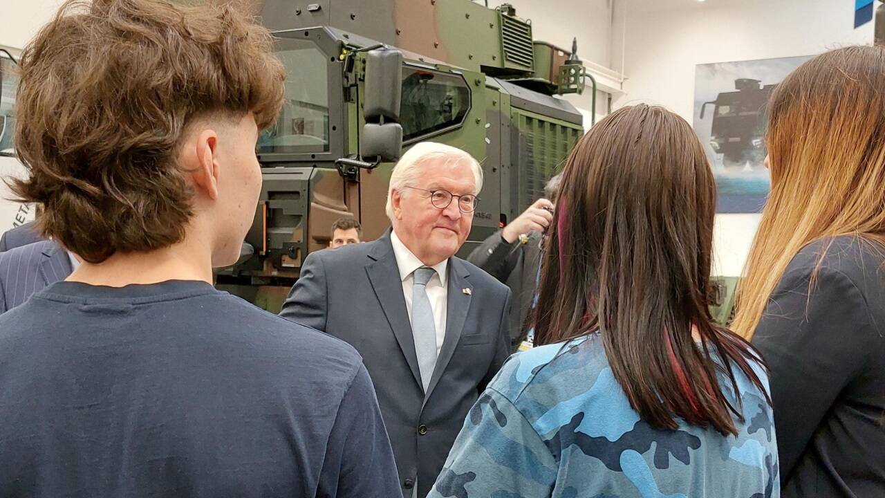 Der deutsche Bundespräsident Frank-Walter Steinmeier im Gespräch mit der Belegschaft von Rheinmetall. Der deutsche Bundespräsident Frank-Walter Steinmeier im Gespräch mit der Belegschaft von Rheinmetall.