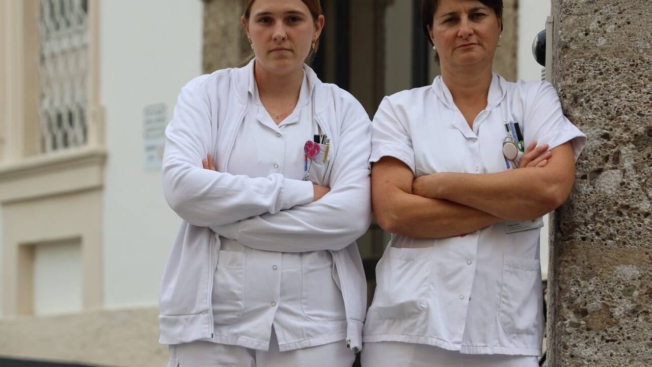 Pflegekräfte Sandra Hermann und Isabella Auer arbeiten im Krankenhaus der Barmherzigen Brüder in Salzburg. Sie sind verärgert für das Aus der Pflegeprämie Pflege Pflegekräfte Sandra Hermann und Isabella Auer arbeiten im Krankenhaus der Barmherzigen Brüder in Salzburg. Sie sind verärgert für das Aus der Pflegeprämie Pflege