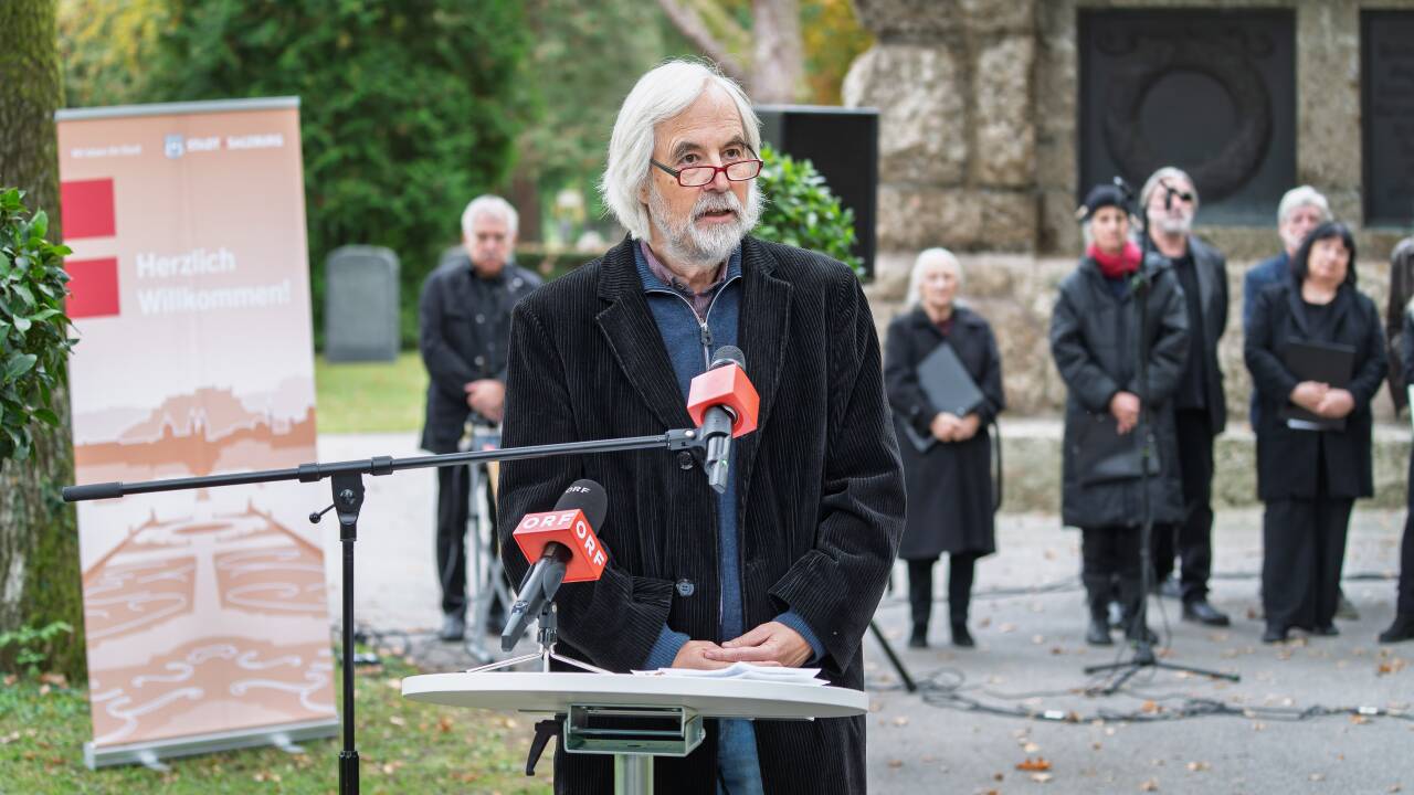 Der Germanist Ludwig Laher hielt eine Rede zur Eröffnung der Infotafel beim Kriegderdenkmal. 