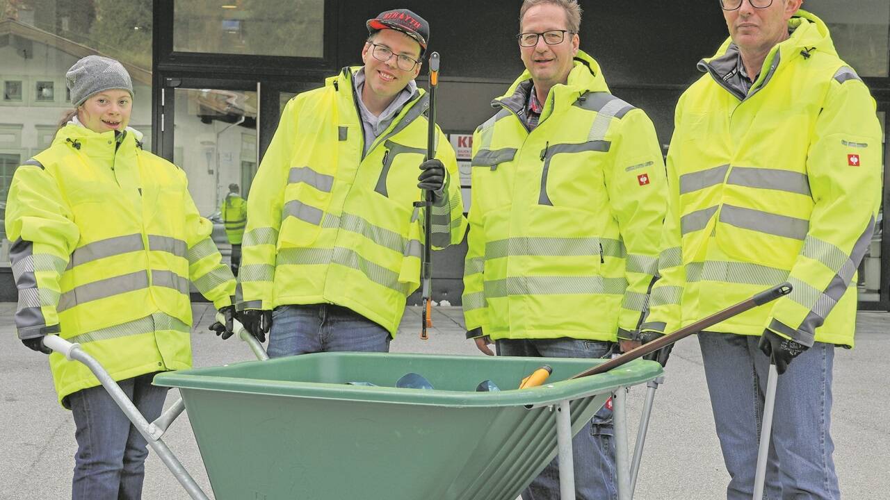 Facility-Team-Leiter Hans Peter Hettegger (2. v. r.) im Einsatz mit den Provinzenz-Klient/-innen Sarah Prommegger (l.), Martin Vötter (2. v. l.) und Christian Schwarzenberger (r.). Abwechselnd mit fünf weiteren Schernberg-Bewohnern kümmern sie sich um die Reinigung von Wegen und Straßen in Schwarzach.  