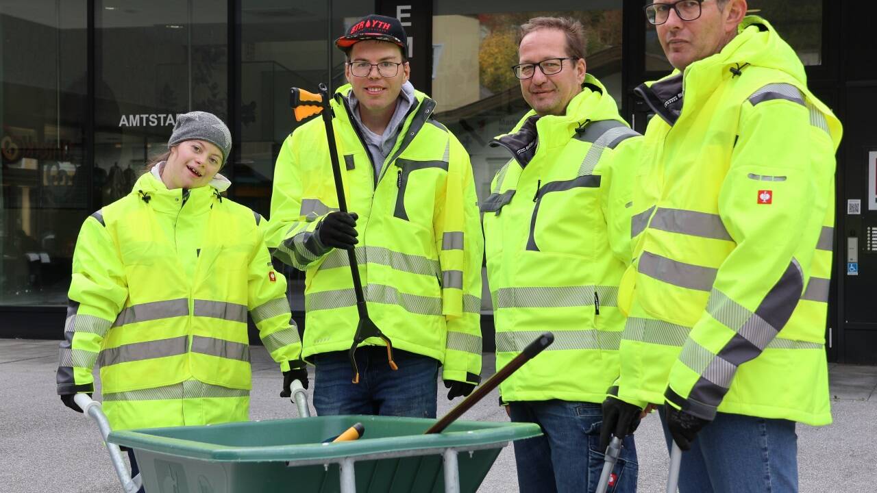 Facility-Team-Leiter Hans Peter Hettegger (2. v. r.) im Einsatz mit den Provinzenz-Klient/-innen Sarah Prommegger (l.), Martin Vötter (2. v. l.) und Christian Schwarzenberger (r.). Abwechselnd mit fünf weiteren Schernberg-Bewohnern kümmern sie sich um die Reinigung von Wegen und Straßen in Schwarzach.  