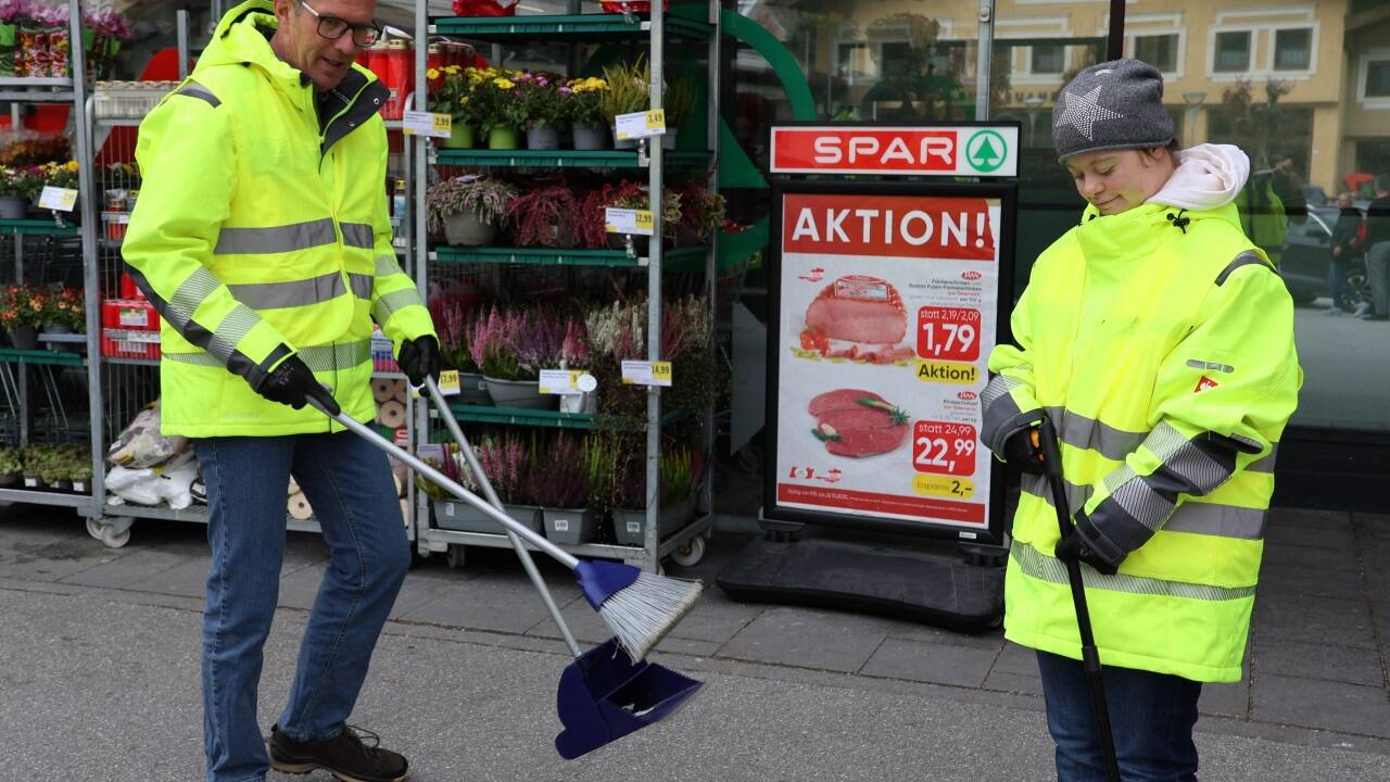 Facility-Team-Leiter Hans Peter Hettegger (2. v. r.) im Einsatz mit den Provinzenz-Klient/-innen Sarah Prommegger (l.), Martin Vötter (2. v. l.) und Christian Schwarzenberger (r.). Abwechselnd mit fünf weiteren Schernberg-Bewohnern kümmern sie sich um die Reinigung von Wegen und Straßen in Schwarzach.  