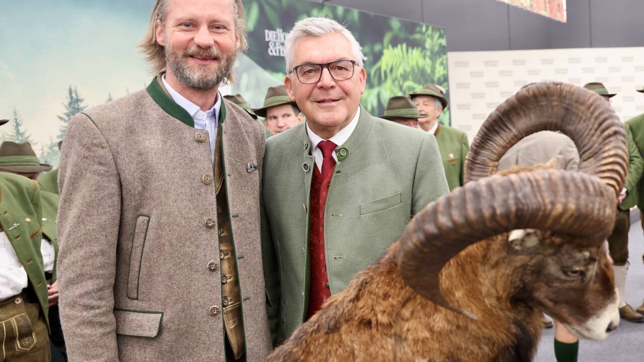 Josef Schwaiger im Februar 2025 mit Maximilian Mayr-Melnhof bei der Eröffnung der „Hohen Jagd“ im Salzburger Messezentrum.  