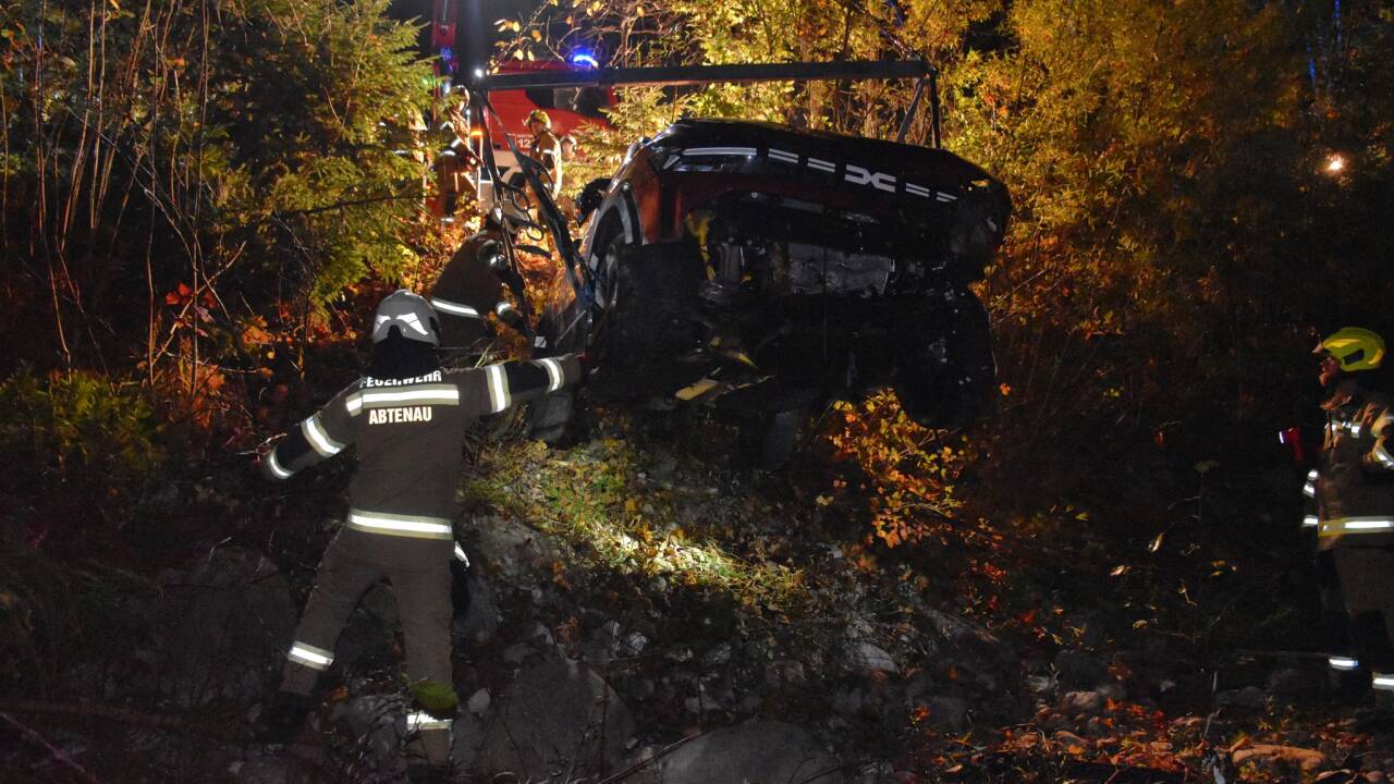 Der Lenker konnte sich selbst aus dem Fahrzeug befreien – das Auto wurde geborgen. Der Lenker konnte sich selbst aus dem Fahrzeug befreien – das Auto wurde geborgen.