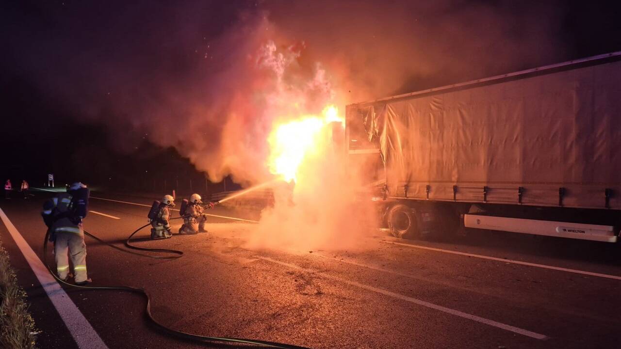 Zu einem brennenden Lkw waren am Donnerstag kurz vor sechs Uhr in der Früh Einsatzkräfte aus Eugendorf und Thalgau gerufen worden. 