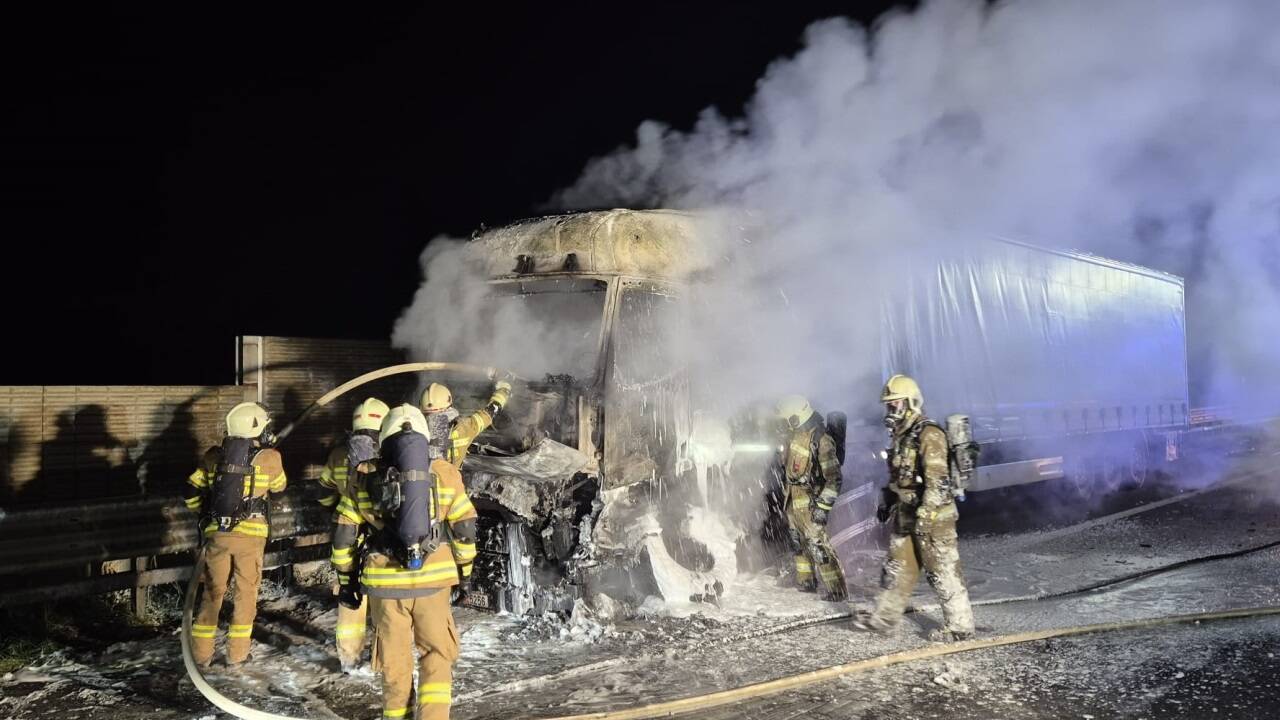 Die Fahrerkabine des Lkw brannte vollkommen aus. 