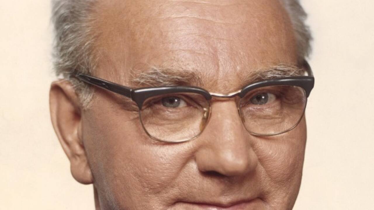1965: Der „Tag der Fahne“ wird erstmals als Nationalfeiertag der Republik Österreich begangen. Bundespräsident Jonas leitet die Staatsfeierlichkeiten.  1965: Der „Tag der Fahne“ wird erstmals als Nationalfeiertag der Republik Österreich begangen. Bundespräsident Jonas leitet die Staatsfeierlichkeiten.