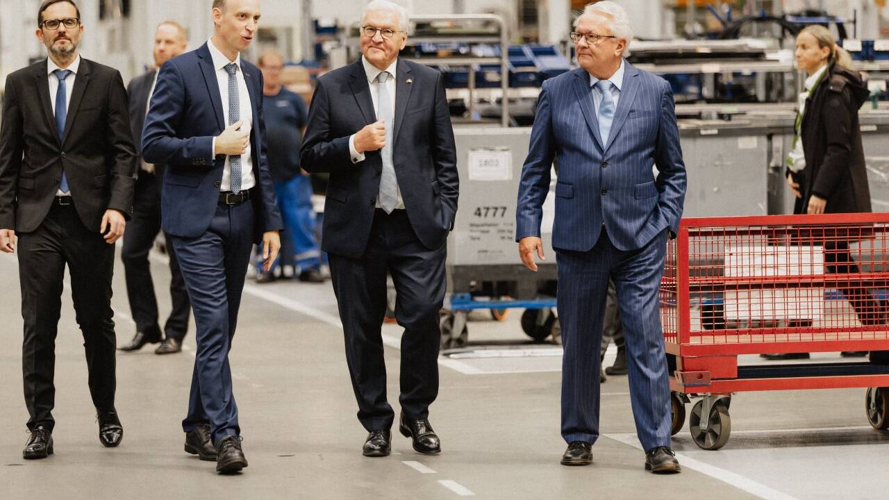 Frank-Walter Steinmeier besuchte das Werk in Wien-Liesing gemeinsam mit Armin Papperger, dem Vorstandsvorsitzenden von Rheinmetall.  Frank-Walter Steinmeier besuchte das Werk in Wien-Liesing gemeinsam mit Armin Papperger, dem Vorstandsvorsitzenden von Rheinmetall.