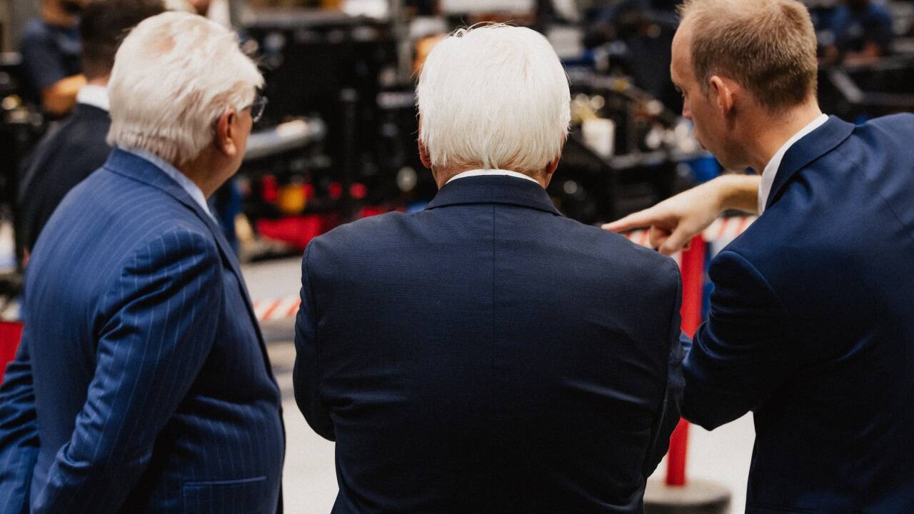Frank-Walter Steinmeier besuchte das Werk in Wien-Liesing gemeinsam mit Armin Papperger, dem Vorstandsvorsitzenden von Rheinmetall.  Frank-Walter Steinmeier besuchte das Werk in Wien-Liesing gemeinsam mit Armin Papperger, dem Vorstandsvorsitzenden von Rheinmetall.