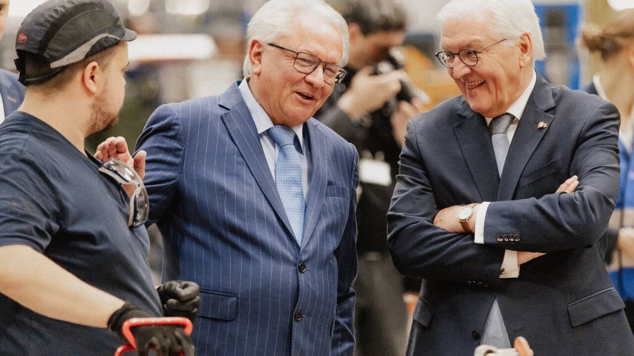 Frank-Walter Steinmeier besuchte das Werk in Wien-Liesing gemeinsam mit Armin Papperger, dem Vorstandsvorsitzenden von Rheinmetall.  Frank-Walter Steinmeier besuchte das Werk in Wien-Liesing gemeinsam mit Armin Papperger, dem Vorstandsvorsitzenden von Rheinmetall.