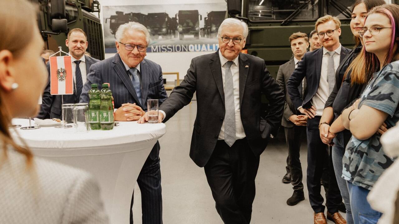 Frank-Walter Steinmeier besuchte das Werk in Wien-Liesing gemeinsam mit Armin Papperger, dem Vorstandsvorsitzenden von Rheinmetall.  Frank-Walter Steinmeier besuchte das Werk in Wien-Liesing gemeinsam mit Armin Papperger, dem Vorstandsvorsitzenden von Rheinmetall.