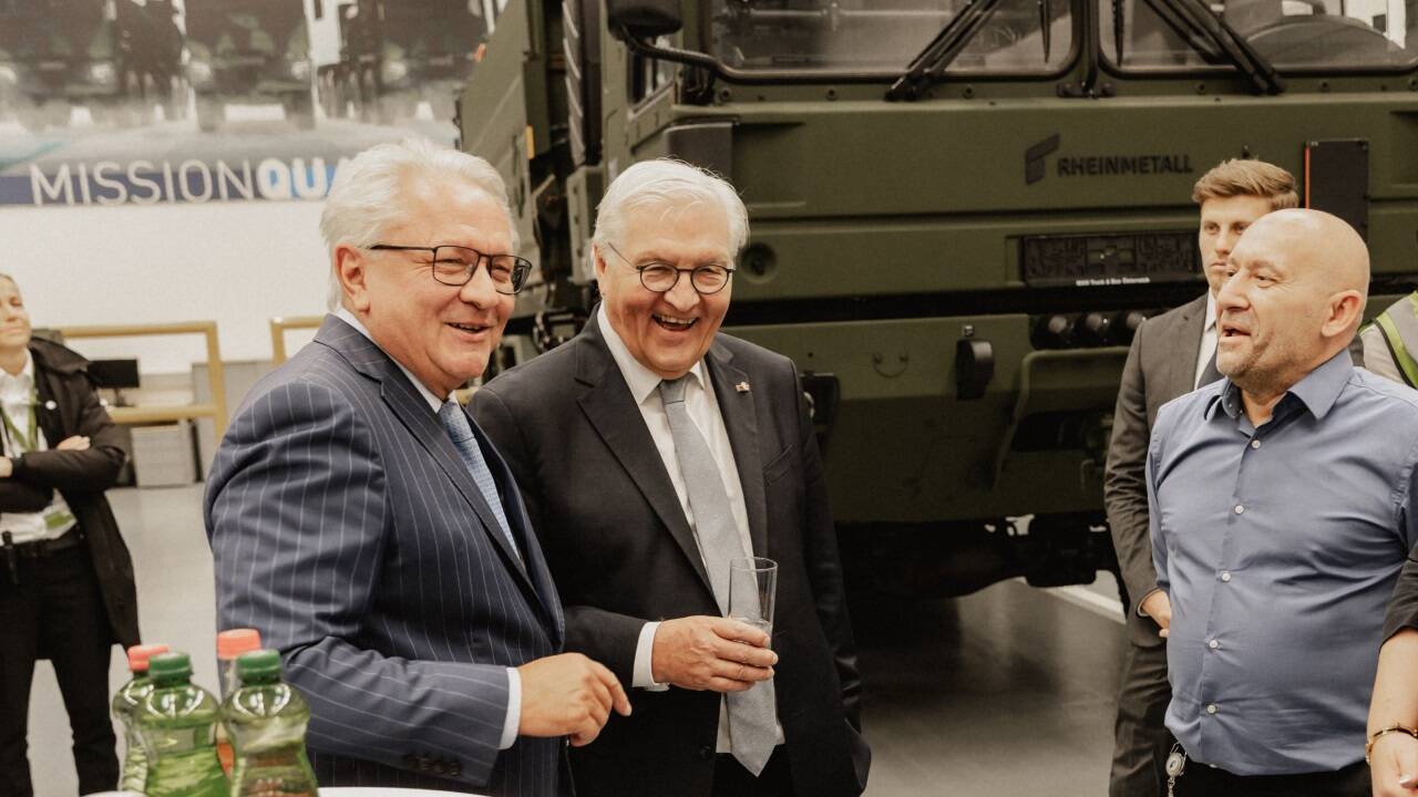 Frank-Walter Steinmeier besuchte das Werk in Wien-Liesing gemeinsam mit Armin Papperger, dem Vorstandsvorsitzenden von Rheinmetall.  Frank-Walter Steinmeier besuchte das Werk in Wien-Liesing gemeinsam mit Armin Papperger, dem Vorstandsvorsitzenden von Rheinmetall.