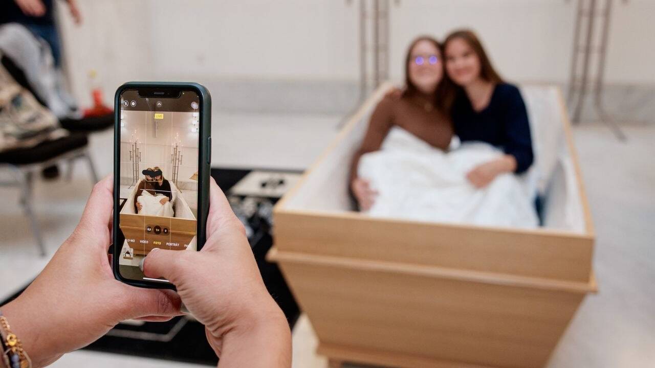 Im Bestattungsmuseum am Wiener Zentralfriedhof können Besuchende in einem Sarg zur Probe liegen.  Im Bestattungsmuseum am Wiener Zentralfriedhof können Besuchende in einem Sarg zur Probe liegen.