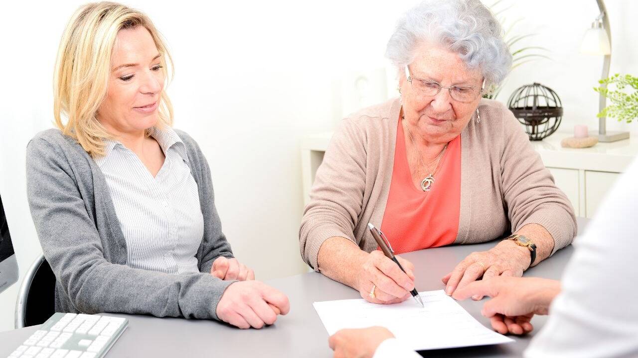 Der Abschluss eines rechtsgültigen Testaments ist wichtig und kann Erbstreitigkeiten nach dem Tod vorbeugen.  Der Abschluss eines rechtsgültigen Testaments ist wichtig und kann Erbstreitigkeiten nach dem Tod vorbeugen.