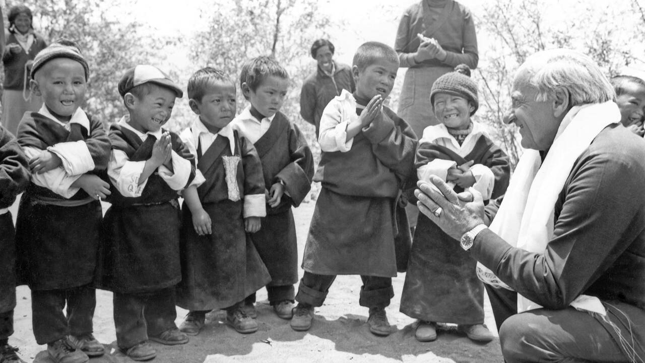 Hermann Gmeiner bei einem Besuch in einem SOS-Kinderdorf in Nordindien. Hermann Gmeiner bei einem Besuch in einem SOS-Kinderdorf in Nordindien.