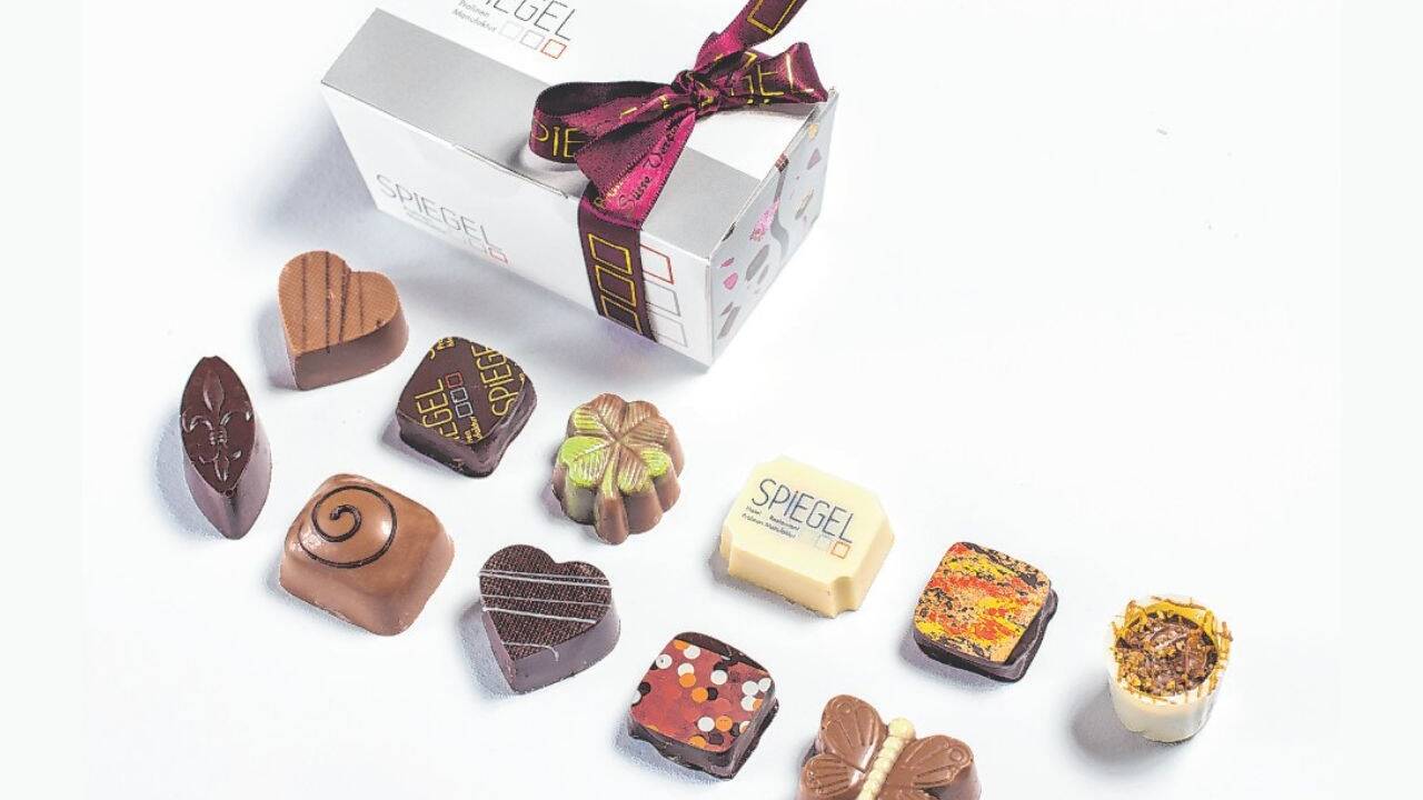 Handgemachte Pralinen aus der Manufaktur der Spiegel Pralinen GmbH. Diese hat ihren Sitz im burgenländischen Bad Tatzmannsdorf. Handgemachte Pralinen aus der Manufaktur der Spiegel Pralinen GmbH. Diese hat ihren Sitz im burgenländischen Bad Tatzmannsdorf.