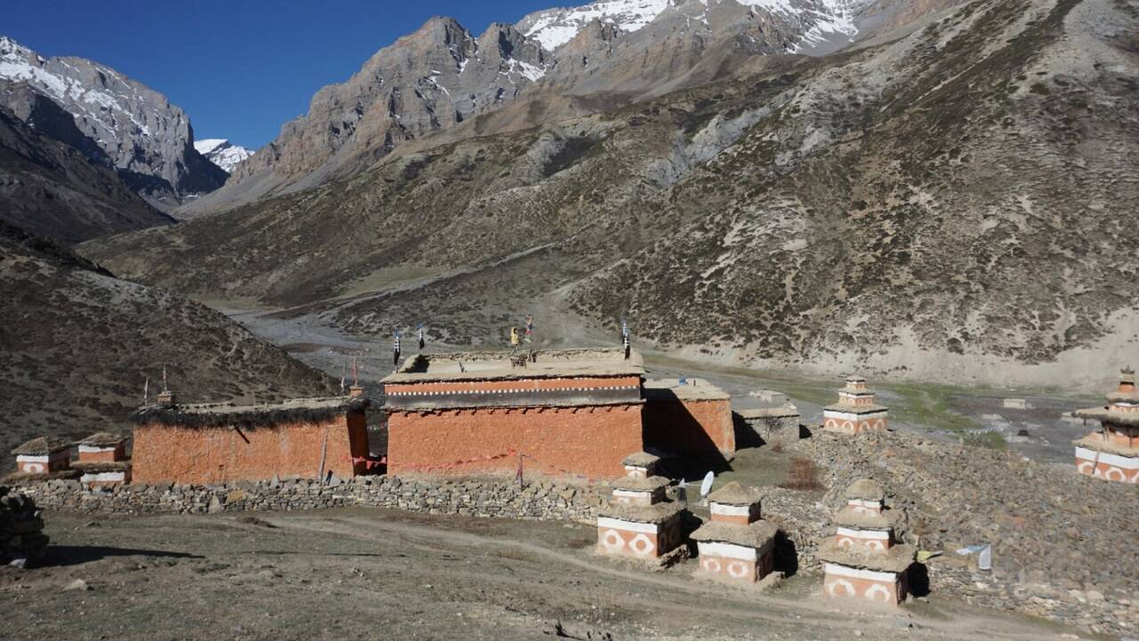 Das Kloster Shey Sumdo wurde im 17. Jahrhundert gegründet und ist ein wichtiges religiöses Zentrum am Phoksundo-See in Oberdolpo.   Das Kloster Shey Sumdo wurde im 17. Jahrhundert gegründet und ist ein wichtiges religiöses Zentrum am Phoksundo-See in Oberdolpo.