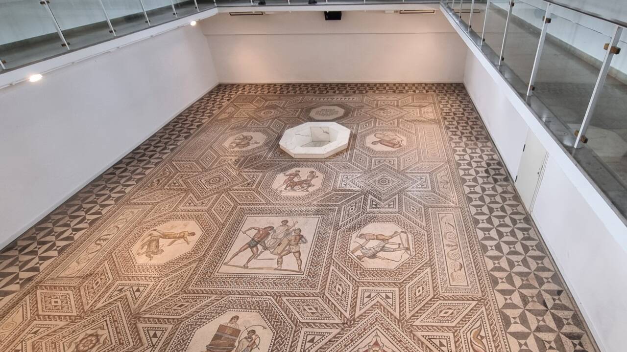 Kunst zum Drauftreten: römischer Mosaikfußboden in Nennig.  Kunst zum Drauftreten: römischer Mosaikfußboden in Nennig.