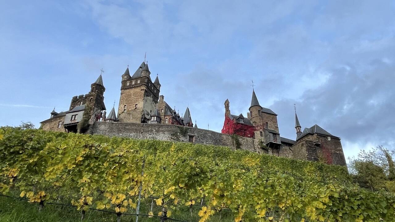 Mittelalter als Mode: die im 19. Jahrhundert wiederaufgebaute Burg von Cochem.  Mittelalter als Mode: die im 19. Jahrhundert wiederaufgebaute Burg von Cochem.