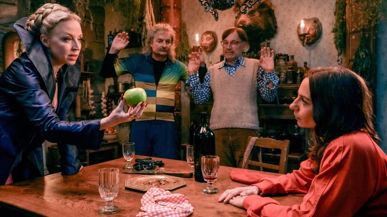 Nina Proll (Königin), Alfred Dorfer (Weber), Roland Düringer (Breitfuß) und Julia Edtmeier (Schneewittchen) in der neuen Folge „Weber & Breitfuß: Im Wald“ (v. l.).  Nina Proll (Königin), Alfred Dorfer (Weber), Roland Düringer (Breitfuß) und Julia Edtmeier (Schneewittchen) in der neuen Folge „Weber & Breitfuß: Im Wald“ (v. l.).