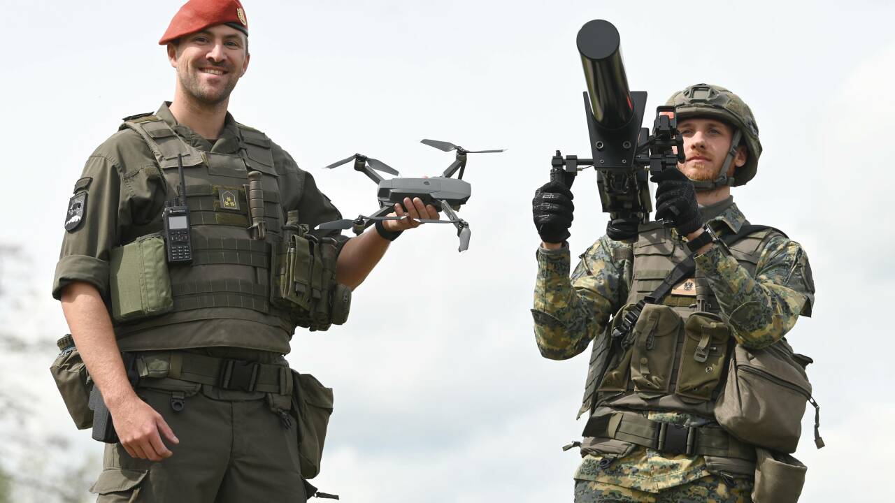 Soldaten mit einem Drohnenabwehr-Element bei einer Übung.   Soldaten mit einem Drohnenabwehr-Element bei einer Übung.