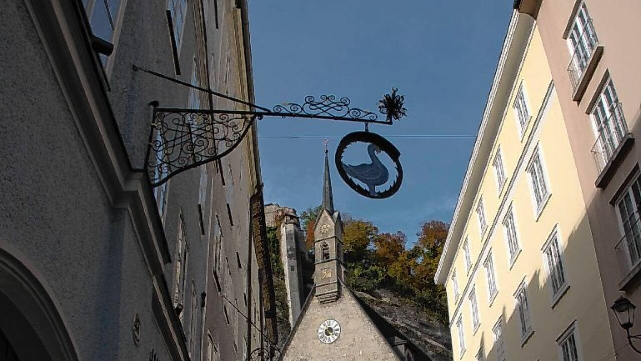 Das Aushängeschild der „Blauen Gans“ in der Getreidegasse ...   Das Aushängeschild der „Blauen Gans“ in der Getreidegasse ...