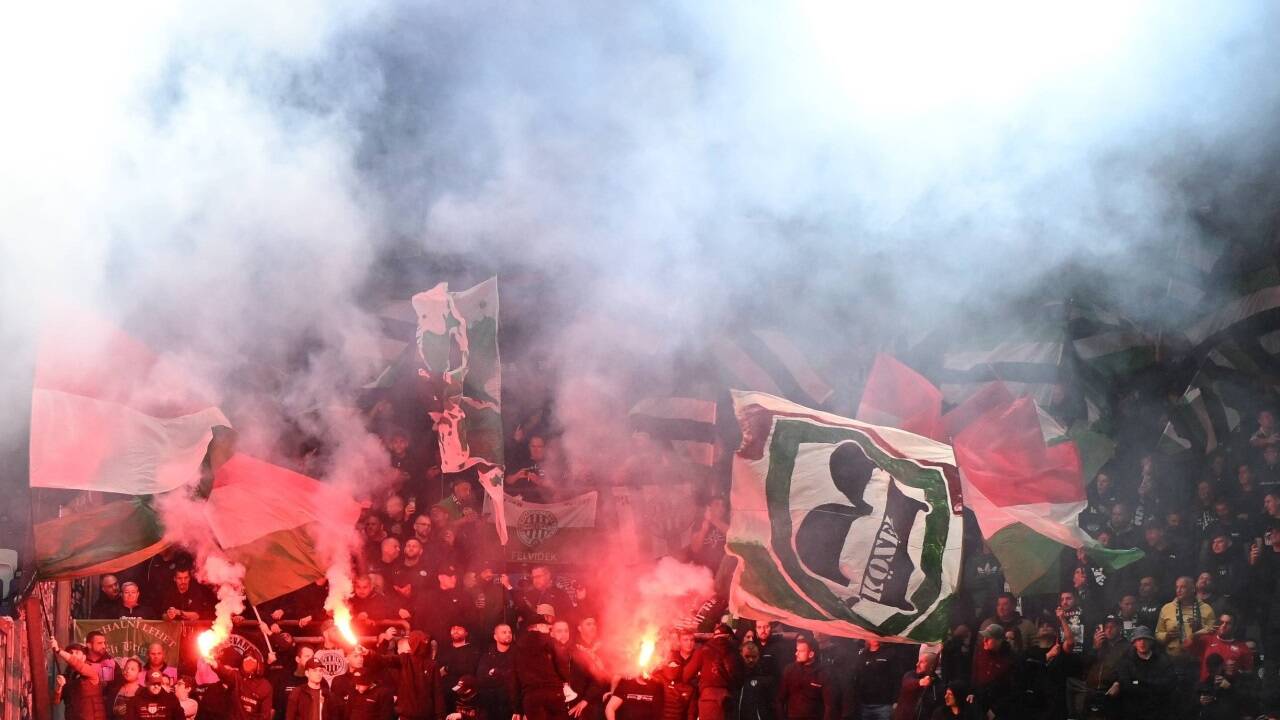Rund 500 Ferencvaros-Hooligans benahmen sich bei der Einreise nach Österreich gehörig daneben. Rund 500 Ferencvaros-Hooligans benahmen sich bei der Einreise nach Österreich gehörig daneben.
