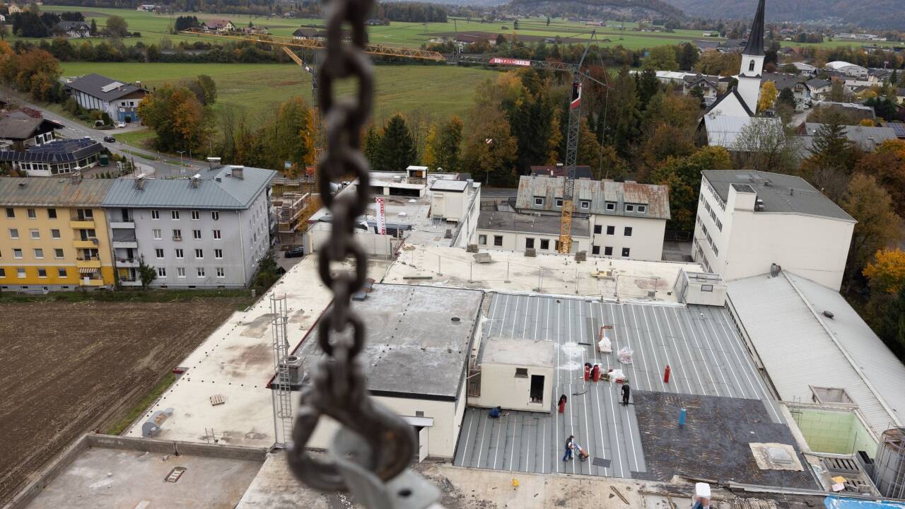 Eine große Baustelle – aus der Vogelperspektive: In die ehemaligen Hallen der Salzburg Schokolade soll im Sommer 2026 neues Leben einziehen.  