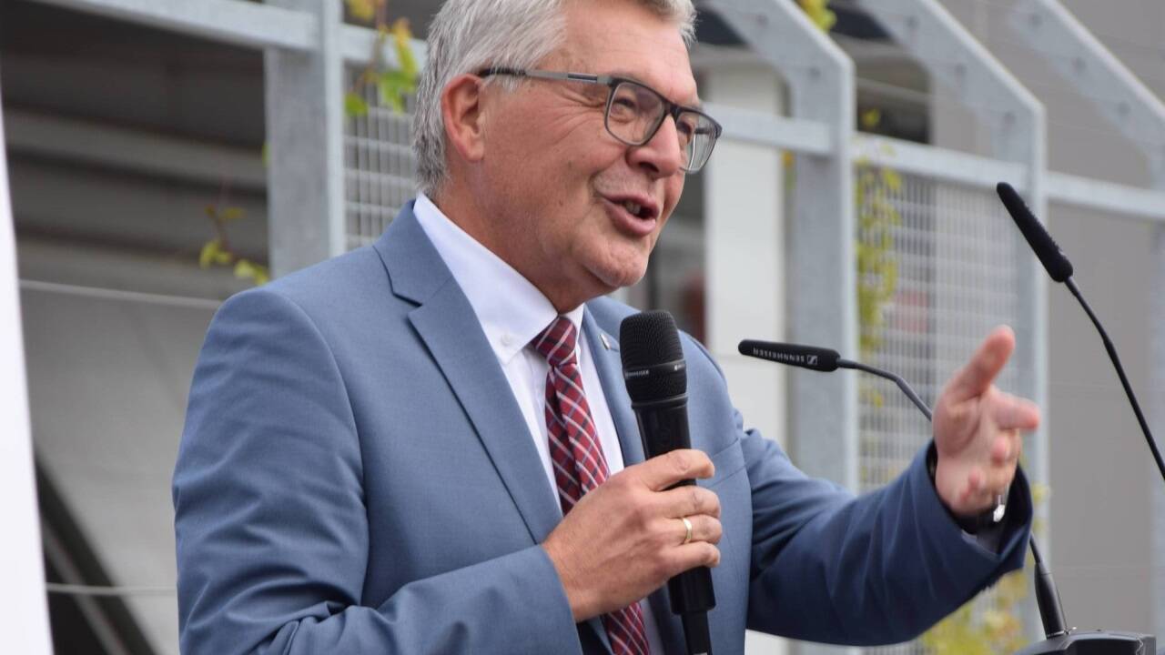 Landesrat Sepp Schwaiger (ÖVP), kürzlich in Wals-Himmelreich bei der Eröffnung einer ambulanten Reha-Klinik fotografiert. Seine Seele möge in Frieden ruhen.   Landesrat Sepp Schwaiger (ÖVP), kürzlich in Wals-Himmelreich bei der Eröffnung einer ambulanten Reha-Klinik fotografiert. Seine Seele möge in Frieden ruhen.