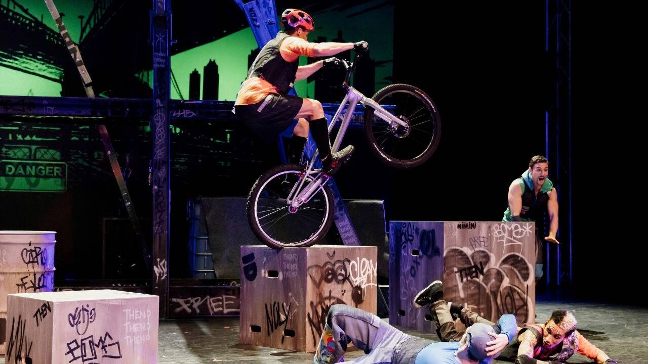 Cirque Eloize  Cirque Eloize