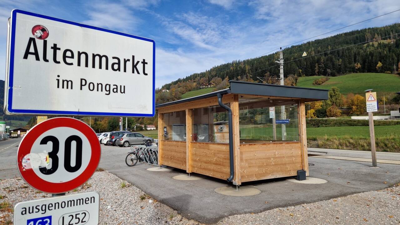 Seit 2023 ist diese Hütte der provisorische Bahnhof in Altenmarkt.   Seit 2023 ist diese Hütte der provisorische Bahnhof in Altenmarkt.