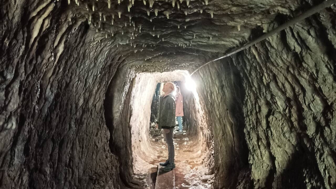 Durch den alten Wasserstollen kommt man in der warmen Jahreszeit in die Klamm. Ansonsten ist sie von oben zu besichtigen. 