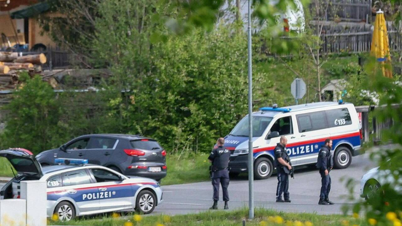 Polizisten am Tag nach der schrecklichen Bluttat im Tatortbereich - ein Parkplatz in Maria Alm.  Polizisten am Tag nach der schrecklichen Bluttat im Tatortbereich - ein Parkplatz in Maria Alm.