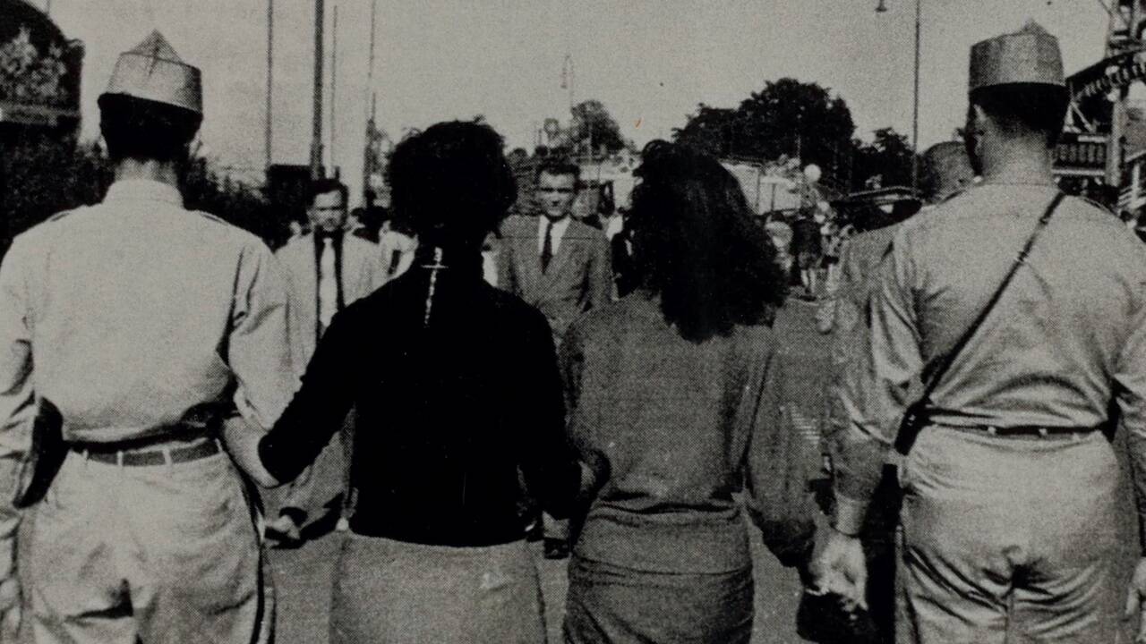 Junge Frauen mit US-Soldaten.   Junge Frauen mit US-Soldaten.