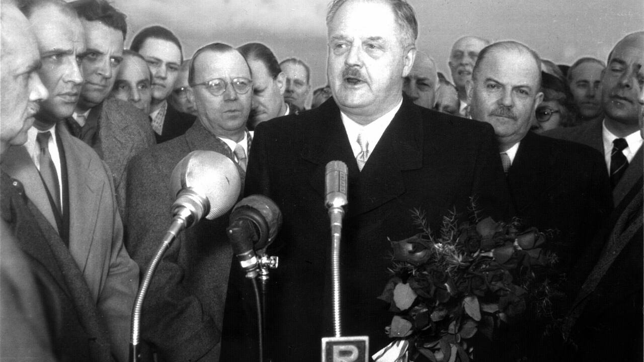 Bundeskanzler Julius Raab verkündet im April 1955 nach der Rückkehr aus Moskau, dass Österreich wieder frei wird.  Bundeskanzler Julius Raab verkündet im April 1955 nach der Rückkehr aus Moskau, dass Österreich wieder frei wird.