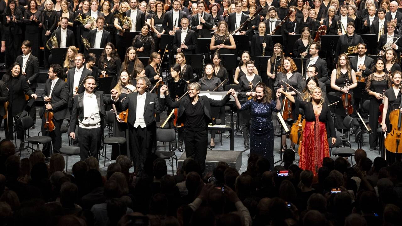 Standing Ovations für Orchester und Chor der Philharmonie Salzburg, Solisten und Dirigentin Elisabeth Fuchs im Großen Festspielhaus.  Standing Ovations für Orchester und Chor der Philharmonie Salzburg, Solisten und Dirigentin Elisabeth Fuchs im Großen Festspielhaus.