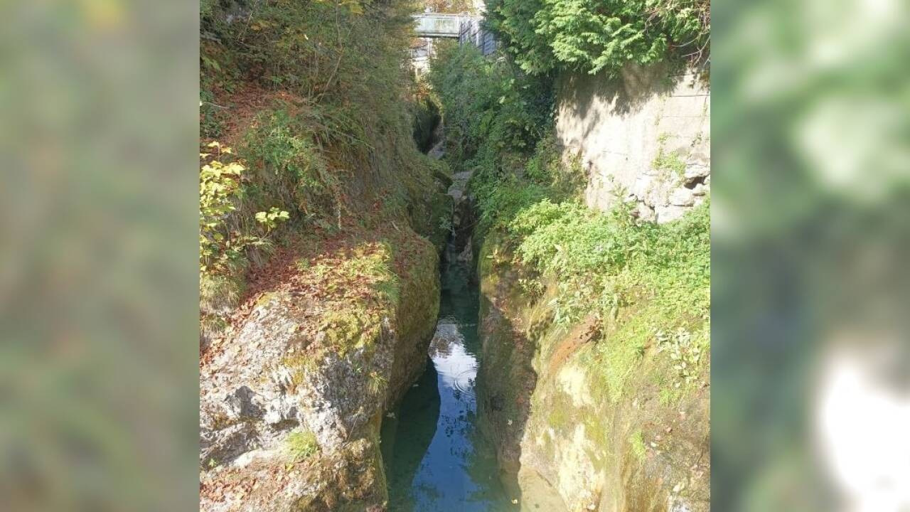 Die Klamm befindet sich mitten im Ortszentrum von Ebenau. 